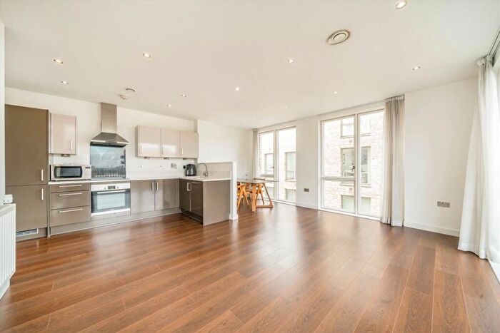 2 Bedroom Flat To Rent In Lock Side Way, Gallions Reach, E16