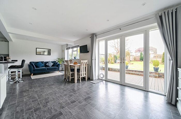 3 Bedroom Detached Bungalow For Sale In Maple Crescent, Clanfield, PO8