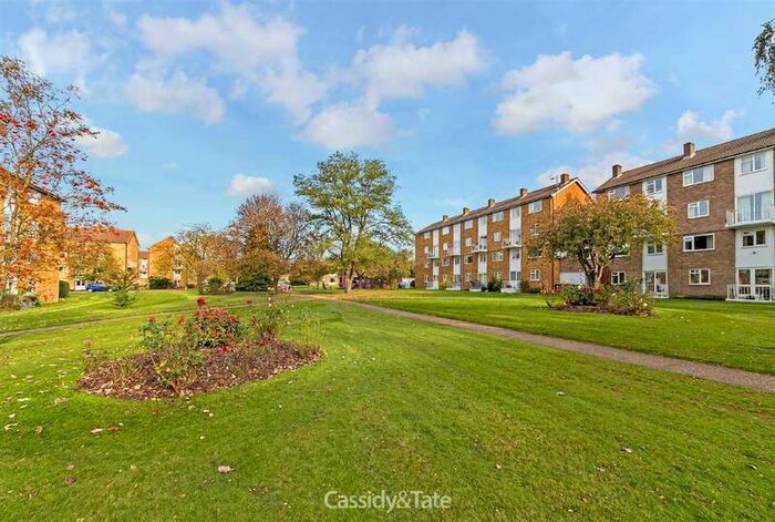 2 Bedroom Maisonette Flat To Rent In The Ridgeway, Marshalswick, St Albans, AL4