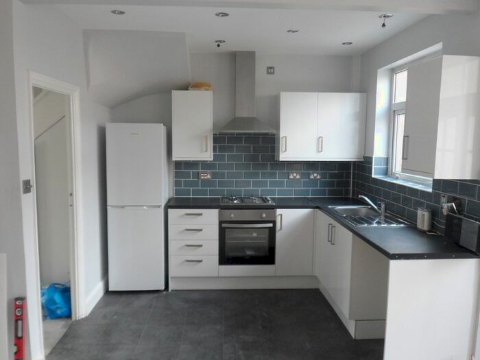 4 Bedroom End Of Terrace House To Rent In Manor Way, Mitcham, London, CR4