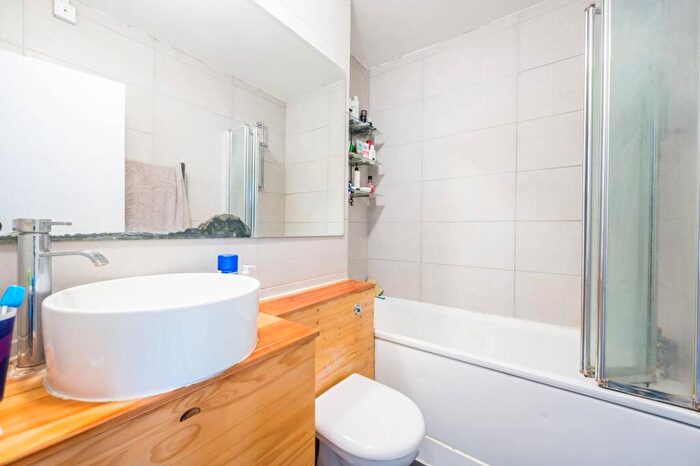 1 Bedroom Flat To Rent In Papworth Gardens, Islington, London, N7
