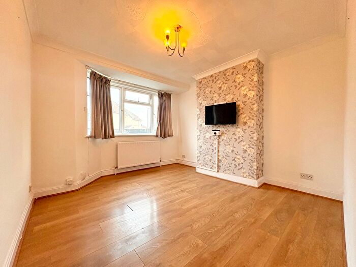 2 Bedroom Maisonette To Rent In Holmleigh Avenue, Dartford, DA1