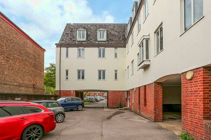 3 Bedroom Maisonette To Rent In Lower Brook Street, Winchester, Hampshire, SO23