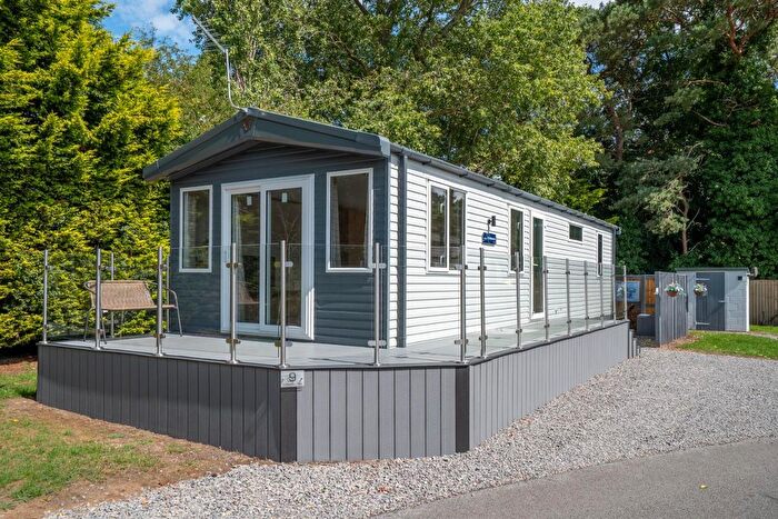 2 Bedroom Mobile/park Home For Sale In Hull Road, Wilberfoss, York, YO41