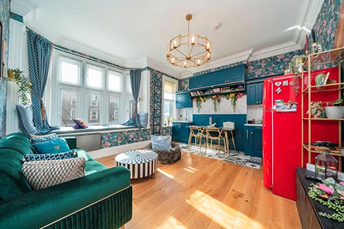 2 Bedroom Flat For Sale In Uxbridge Road, Shepherds Bush, W12