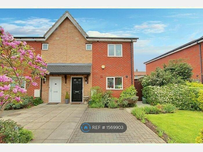 3 Bedroom Semi-Detached House To Rent In Huntingdon Close, Northolt, UB5