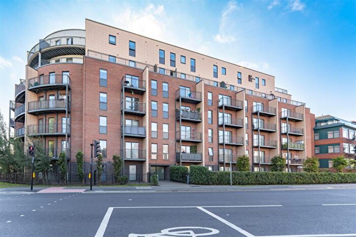 2 Bedroom Flat For Sale In Stoke Road, Slough, SL2