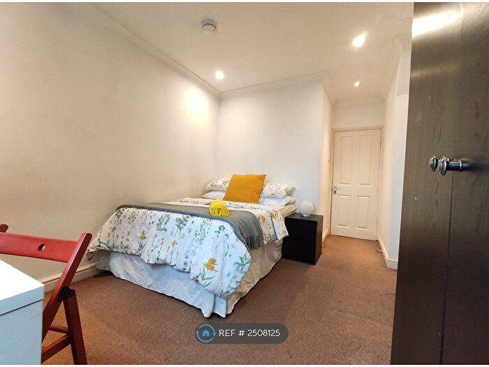 3 Bedroom Flat To Rent In Evelyn Street, London, SE8