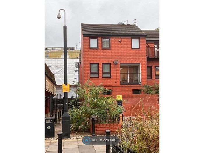 3 Bedroom Maisonette To Rent In Martlesham Walk, Manchester City Centre, M4