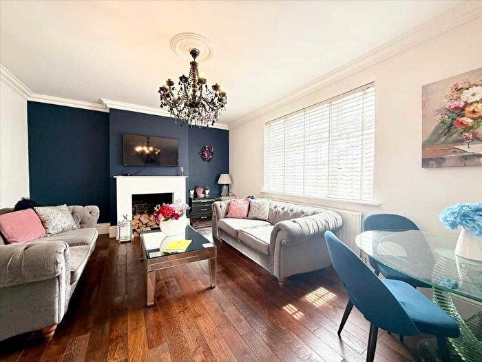 3 Bedroom Apartment For Sale In Pall Mall, Leigh On Sea, SS9