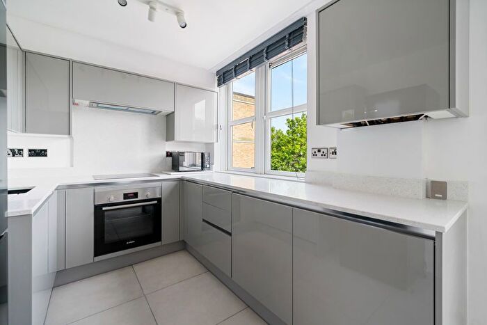 4 Bedroom Flat To Rent In Dunsbury Close, Sutton, SM2