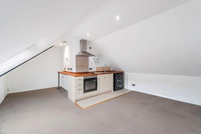 1 Bedroom Flat To Rent In Lee Road, Saunderton Lee, HP27