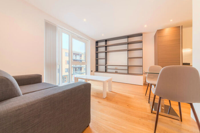 Apartment To Rent In Grove Park, London, NW9