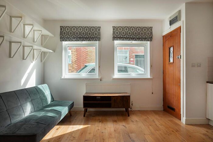 1 Bedroom Apartment For Sale In Clarence Mews, Clapton, E5