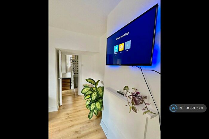 3 Bedroom Flat To Rent In Orford Road, Walthamstow, E17