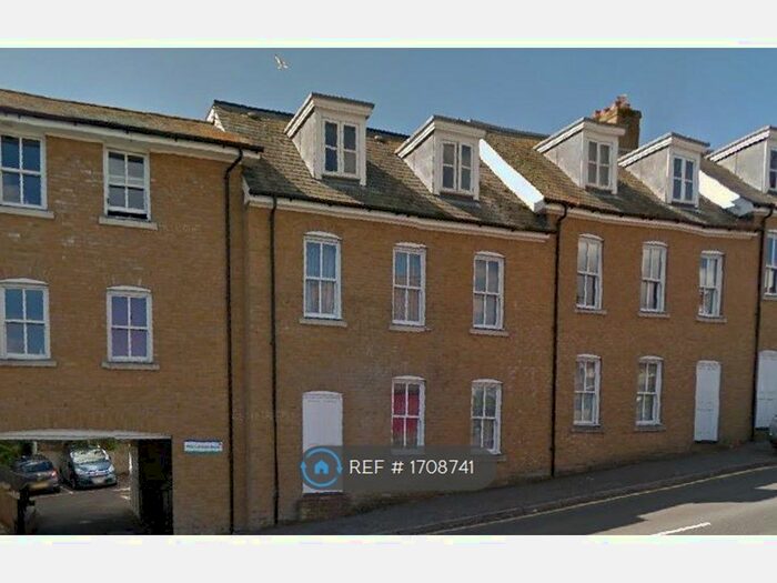 2 Bedroom Flat To Rent In Durham Hill, Dover, CT17