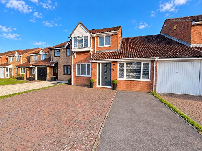 3 Bedroom Link Detached House For Sale In Claverley Green, Luton, Bedfordshire, LU2