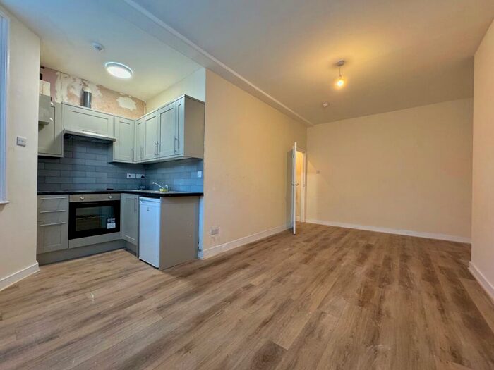 Flat To Rent In Holland Road, Hove, BN3