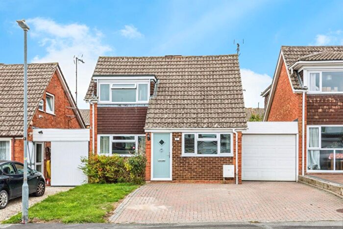 3 Bedroom Link Detached House For Sale In Arran Way, Highworth, Swindon, SN6