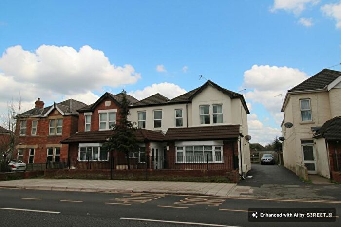2 Bedroom Flat For Sale In Holdenhurst Road, Bournemouth, BH8