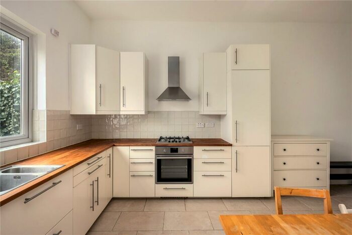 1 Bedroom Flat To Rent In Romford Road, Forest Gate, London, E7