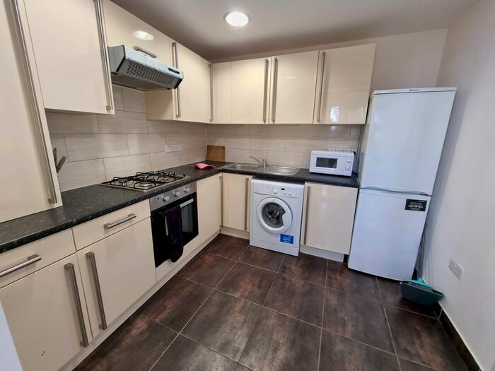 2 Bedroom Flat To Rent In Marina Court, Alfred Street, Bow, London, E3