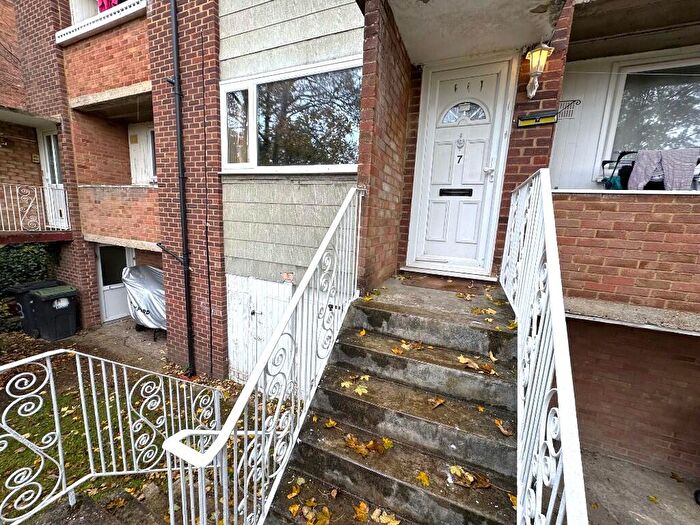 2 Bedroom Flat To Rent In Crescent Road, Luton, Bedfordshire, LU2