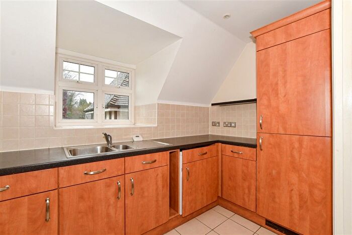 2 Bedroom Flat For Sale In Wray Common Road, Reigate, Surrey, RH2