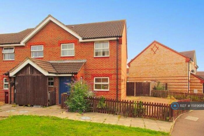 4 Bedroom Semi-Detached House To Rent In Cullum Close, Chichester, PO19