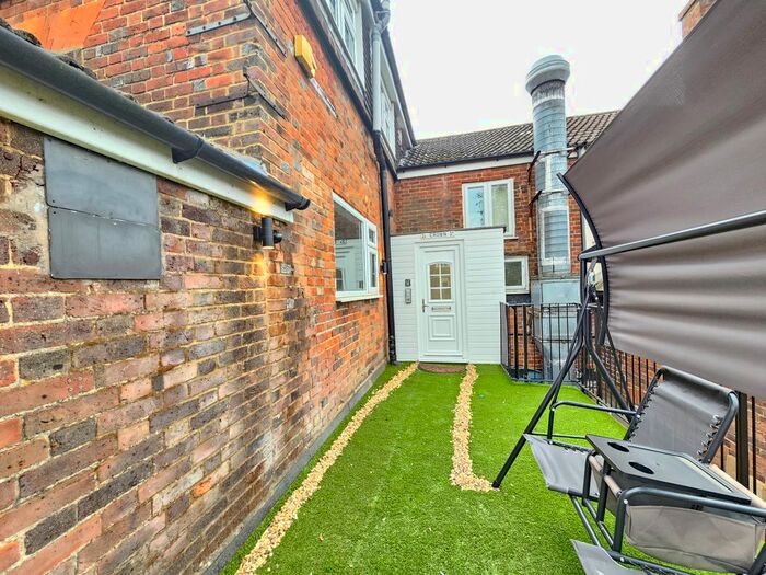 2 Bedroom Flat To Rent In Crown Street, St.Albans, AL3