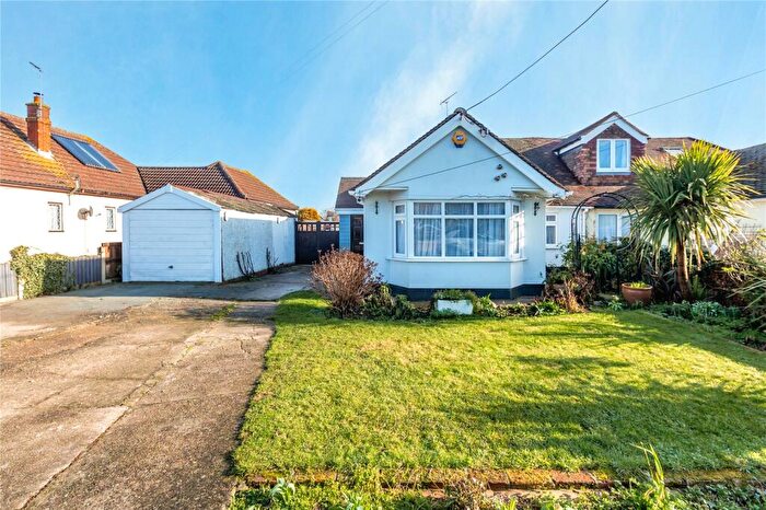 2 Bedroom Bungalow For Sale In Hengist Gardens, Wickford, Essex, SS11