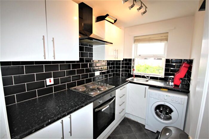 2 Bedroom Flat To Rent In Aire View Gardens, Vesper Road, Kirkstall, LS5