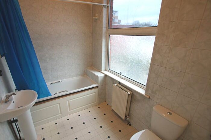 Semi-Detached House To Rent In St Pauls Avenue, Willesden Green, London, NW2
