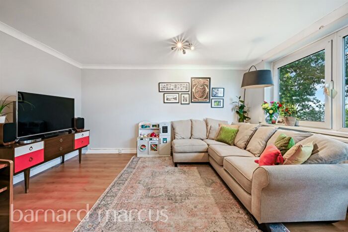 2 Bedroom Maisonette For Sale In Lydney Close, London, SW19