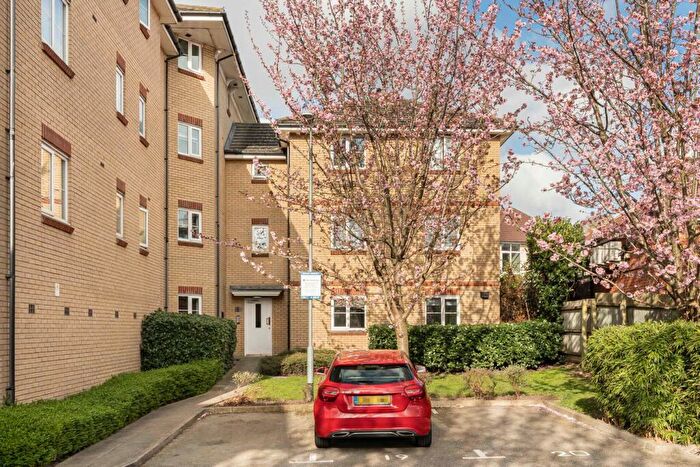 2 Bedroom Flat To Rent In Alveston Square, South Woodford, E18