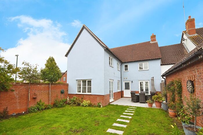 4 Bedroom Link Detached House For Sale In Cowdrie Way, Chelmer Village, Chelmsford, CM2
