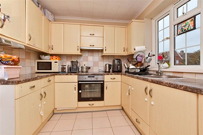 2 Bedroom Flat For Sale In Preston Manor Road, Tadworth, Surrey, KT20
