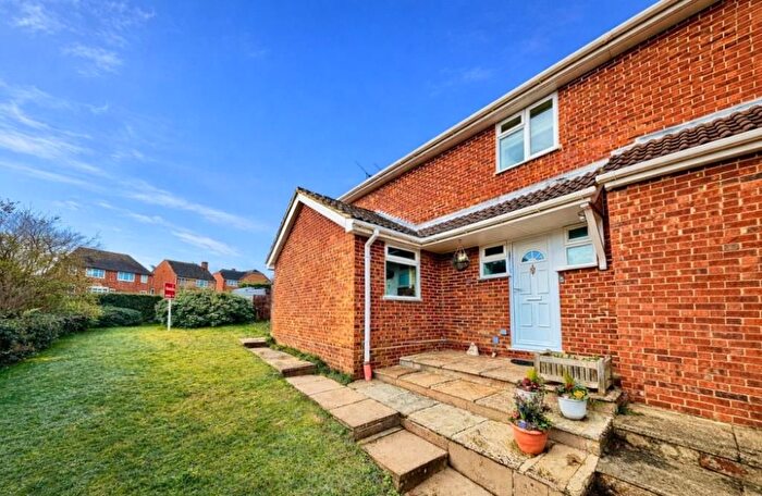 3 Bedroom End Of Terrace House For Sale In Bagshot, Surrey, GU19