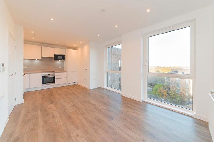 2 Bedroom Flat To Rent In Ridgeway View, London, NW7