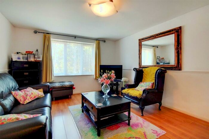 2 Bedroom Apartment To Rent In Bunning Way, London, N7