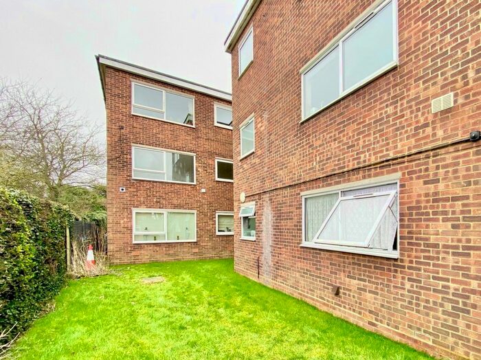 2 Bedroom Flat To Rent In Quaker Road, Ware, SG12