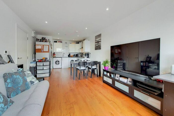 2 Bedroom Flat To Rent In Grenfell Road, Tooting, Mitcham, CR4