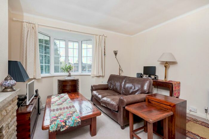 2 Bedroom Maisonette To Rent In Queens Road Weybridge, KT13