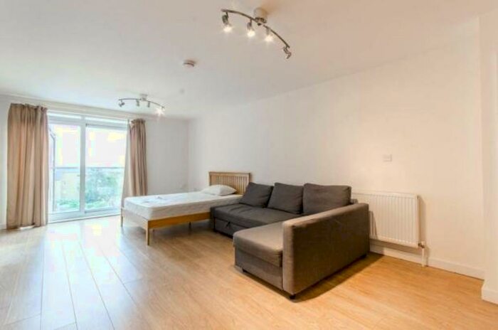 Studio To Rent In High Road, North Finchley, London, N12