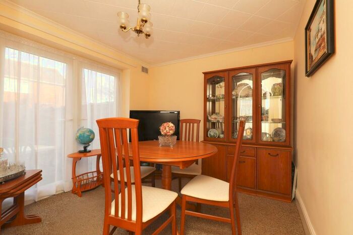 3 Bedroom Semi-Detached House For Sale In Moorland Avenue, Walkeringham, Doncaster, DN10