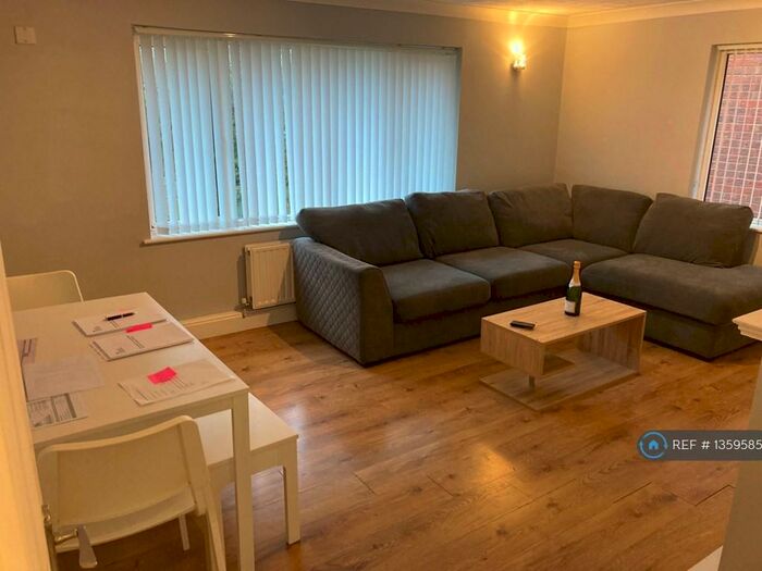3 Bedroom Flat To Rent In Carnarvon Place, Bingham, Nottingham, NG13