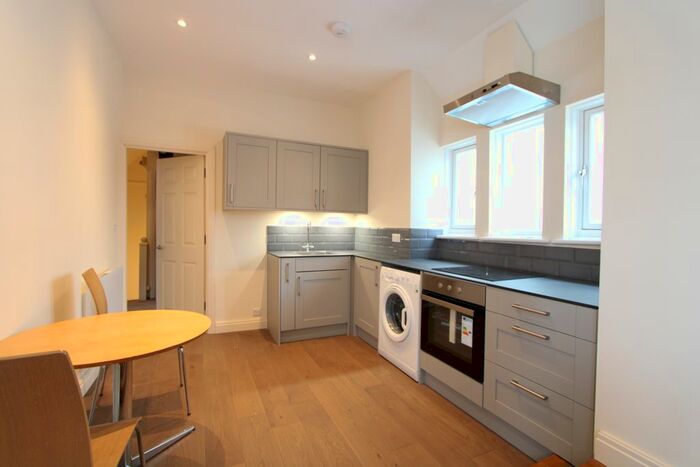 2 Bedroom Flat To Rent In Clifford Avenue, Richmond, SW14