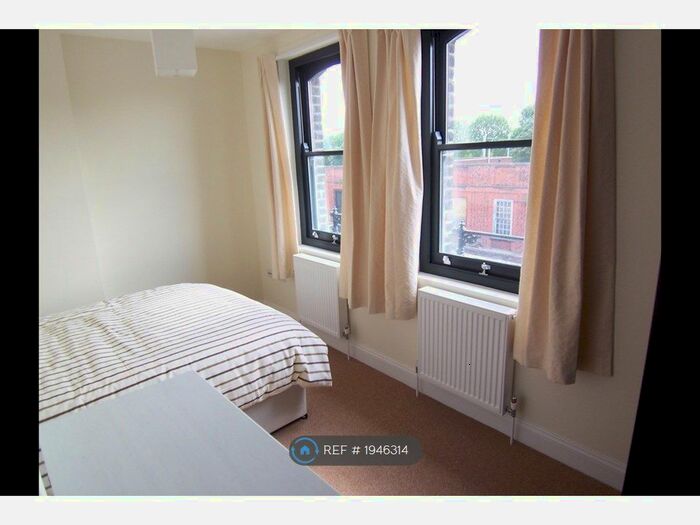 3 Bedroom Flat To Rent In High Street, London, E17