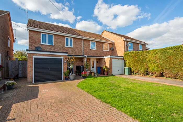 3 Bedroom End Of Terrace House For Sale In Fair Close, Bicester, OX26