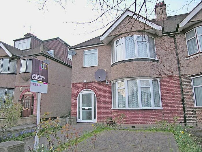 4 Bedroom Semi-Detached House To Rent In Great West Road, Isleworth, TW7